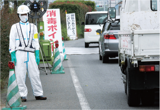 消毒ポイントにおける交通誘導（時事）