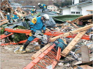 広域緊急援助隊による捜索（写真2）