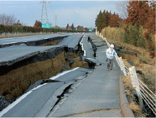 常磐自動車道水戸IC～那珂IC 間での路面の陥没と波打ち