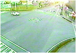 交通事故自動記録装置による撮影画像の連続写真（左）