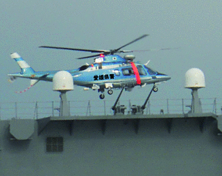 護衛艦へ着艦する愛媛県警察ヘリコプター
