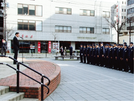 派遣部隊員を督励する国家公安委員会委員長（左側）