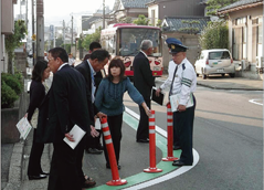 委員による拡幅された路側帯の視察状況