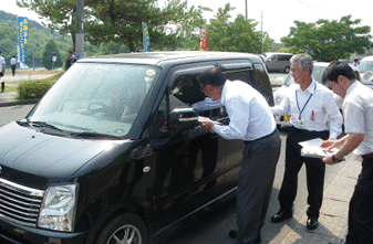 拉致容疑事案に関する情報提供を呼び掛ける鹿児島県公安委員会委員（左側）