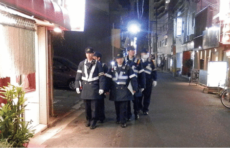 北九州市内を警戒する機動隊員