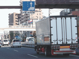 大型貨物車等の中央寄り車線規制1