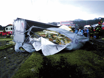 中型トラックの交通事故現場