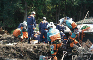 警視庁特殊救助隊等による救出救助活動（東京都大島町）