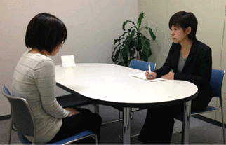 警察職員による相談（被害者は模擬）