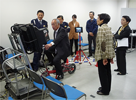 自転車シミュレーターを体験する佐賀県公安委員会委員