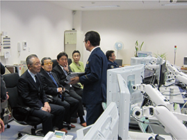 通信指令システムの説明を受ける岡山県公安委員会委員（左側）