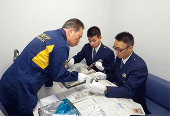 先輩捜査員による指導状況(指紋の採取)