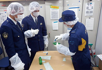 先輩捜査員による指導状況(DNA型鑑定に用いる資料の採取)