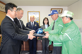 青色回転灯の贈呈式