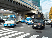 右翼の街頭宣伝活動（12月、東京）