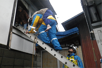 家屋2階からの救出救助活動(宮城県)