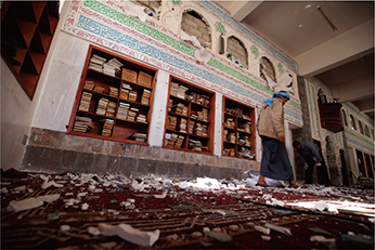 イエメン・サヌアのモスクにおける連続爆弾テロ事件（ロイター/アフロ）