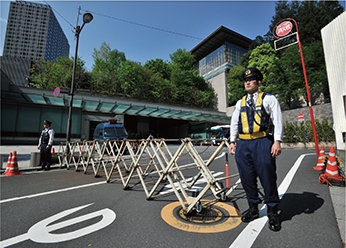 重要施設の警戒に当たる機動隊員