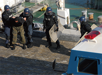 港湾におけるテロ対策合同訓練