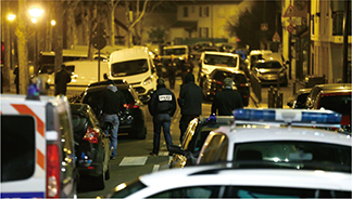 男の逮捕後、パリ近郊において行われた捜索の状況（AP/アフロ）