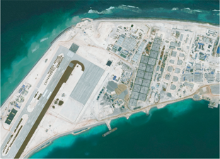 中国が一方的に開発を進める南シナ海のミスチーフ礁（28年5月）（デジタルグローブ・ゲッティ=共同通信イメージズ）