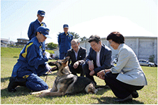 直轄警察犬の指導を担当する警察官を激励する秋田県公安委員会委員