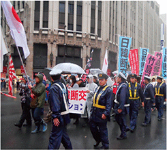 右派系市民グループのデモ（10月、東京）