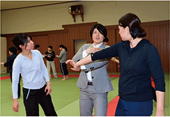 中央が本人