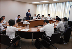 少年非行防止に関する意見交換を行う国家公安委員会委員