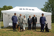 警察犬審査会を視察する埼玉県公安委員会委員