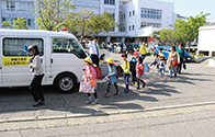 小学校での警戒・見守り活動