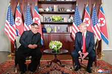 史上初の首脳会談を行う金正恩委員長とトランプ・米国大統領(朝鮮通信=時事)