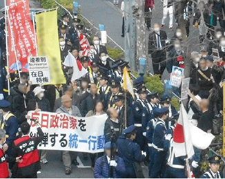 右派系市民グループのデモ（3月、東京）