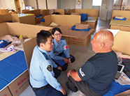避難所で相談対応に当たる警察官(福島)