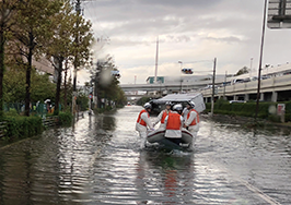 ボートによる救出救助活動(大阪)