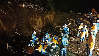 土砂崩れ現場における救出救助活動（北海道）
