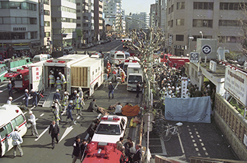 地下鉄サリン事件直後の東京地下鉄日比谷線築地駅前の状況（共同通信社）