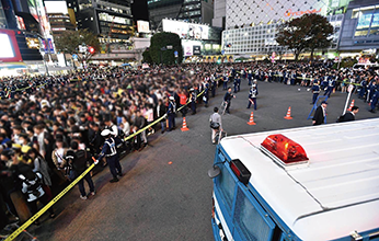 ハロウィーンに際し多数の人が集まった渋谷駅周辺における雑踏警備の状況（10月、東京）