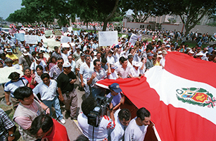 人質解放を求めて在ペルー日本国大使公邸付近をデモ行進する2万人の市民（時事）