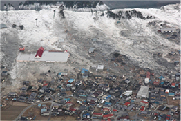 岩手県沿岸部の集落を襲う津波