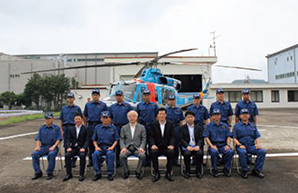 警察航空隊を視察する国家公安委員会委員