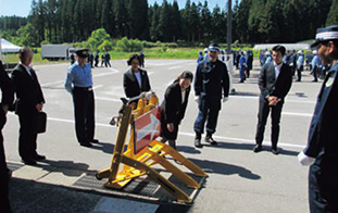 警備訓練を視察する青森県公安委員会委員