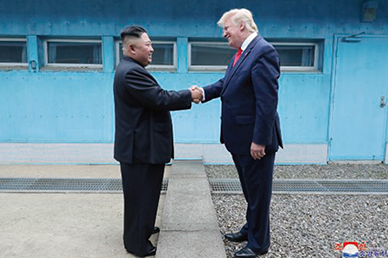 板門店で行われた米朝首脳による面会(朝鮮通信=時事)