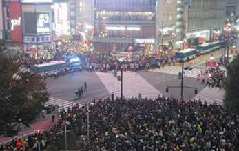 ハロウィーンの際の渋谷駅前交差点における雑踏警備の状況(10月、東京)