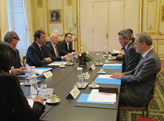 国家公安委員会委員長とフランス内務大臣による会談の様子