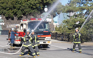 警防車を使用した消火訓練