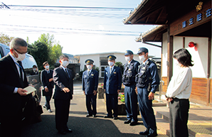 駐在所を視察する国家公安委員会委員