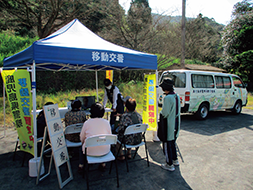 移動交番車を活用した地域住民への防犯指導