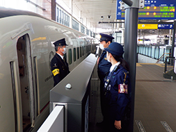 駅構内の警戒