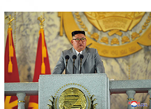 「朝鮮労働党創建75周年慶祝閲兵式」　で演説する金正恩委員長　（KCNA/UPI/ニューズコム/共同通信イメージズ）
